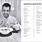 REZEPTE-REGISTER: Apfelringe 35, Bircher­müesli 38, Birnen-Crumble 84, Blaubeer­mousse 109, Bolognese 67. Smiling Mann mit Pasta.