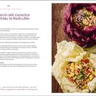 Titel: Vollkornreis mit Garnelen und Shiitake in Radicchio. Ein Rezept mit Zutatenliste und Zubereitung. Zwei gefüllte Radicchio-Köpfe.