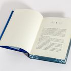 Seite 1 zeigt einen Text über Miro, der ein Bild betrachtet. Das Buch ist offen und hat einen blauen Einband.