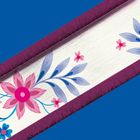 Kein Text im Bild. Buntes Muster mit rosa Blumen und blauen Blättern, diagonal angeordnet auf blauem Hintergrund.