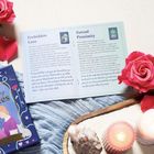 "Forbidden Love" und "Forced Proximity" beschreiben Themen. Dekor: Rosen, Kristall, Kerze, Buch mit romantischem Motiv.
