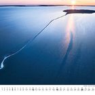 Kalenderübersicht September, Dänemark, Insel Livø im Limfjord, Sandbank im blauen Wasser bei Sonnenuntergang.