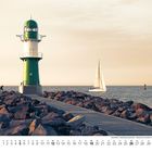 Deutschland - Mecklenburg-Vorpommern - Westmole mit Leuchtturm in Warnemünde. Ein grüner Leuchtturm, Meer, Segelboot.
