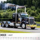 Kalender: September 2027. Ein großer schwarzer Lastwagen fährt auf einer Straße, im Hintergrund sind Bäume.