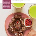 Nährwert-Bonus: Quinoa liefert Proteine. Mein Tipp: Quinoa mit Reis ersetzen. Schokolade auf rosa Teller, grüne Getränke.