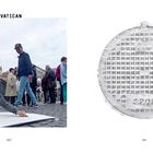 Links: "VATICAN CITY > VATICAN", 2017; Mann zeichnet auf dem Boden. Rechts: Gitter mit "S.P.Q.R."