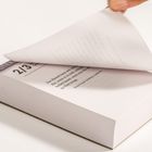 2/3. Der Mensch kann sich alles... Georg Christoph Lichtenberg. Eine Hand blättert ein Buch mit weißen Seiten um.