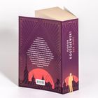 Der Text beschreibt die Rückkehr des Fürsten Myschkin nach Russland. Das Buchcover ist violett mit Art-Déco-Design.