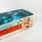 Links steht "SELECTION", rechts "KIERA CASS". Auf der Buchseite sind Frauen in eleganter Kleidung zu sehen.