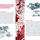 Text: "Der Zusammenhang von Architektur und Naturkatastrophen." "Tokioter Hauptbahnhof" und "Der Meiji-Schrein."  
Links rote Muster, rechts japanische Gartenillustration.