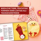 NIEDLICHE TIERE, FRUCHTIGE FORMEN ODER LUSTIGE ALLTAGSGEGENSTÄNDE. Gehäkeltes Küken, rosa Netzbeutel, Heft mit rotem Apfel.