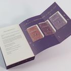 Links eine Triggerwarnung mit Kontaktinformationen. Rechts ein violettes Faltblatt mit "Willkommen in MONT LACROIX".