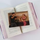 Ein Buch zeigt den Text: „Meine Haare kleben mir am Nacken...“. Darüber liegt eine Illustration von zwei Personen im Boxtraining.