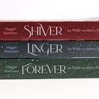 Titel: "SHIVER", "LINGER", "FOREVER" und "Die Wölfe von Mercy Falls". Bücherstapel in Rot, Grau und Grün.
