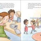 Links: Kinder am Tisch mit Pausenbrot, rechts: Kinder spielen, ein Kind sitzt gemütlich auf dem Boden mit Spielzeug.