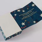 „Entschuldige dich niemals dafür, dass du jemanden liebst.“ Auf blauem Hintergrund mit weißen Blüten und roten Ranken.