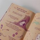 Ein paar faszinierende Fakten über Wölfe. Illustration eines Wolfs in einer Baumhöhle, Spuren und ein Trittbrett.