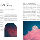Links Text über Mondzyklen und innere Reisen, rechts ähnliches Thema. Unten Links Mondillustration, rechts Foto Mond und rosa Wolken.