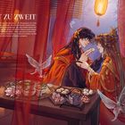 Text: "ZEIT ZU ZWEIT". Zwei Personen in festlicher Kleidung, umgeben von roten Vorhängen, sitzen an einem gedeckten Tisch in einem warmen, erleuchteten Raum, mit fliegenden Schmetterlingen.