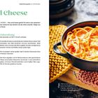 Mac and Cheese mit 'Nduja, Text über Zutaten und Zubereitung. Rechts Auflauf in Topf auf gestricktem Untersetzer.