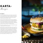 "JAKARTA-Burger" steht groß auf der linken Seite. Rechts ein Burger mit Orangenscheiben, rotem Kraut und blauen Blüten.