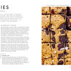 Texte: Brownies mit weißen Bohnen, ca. 15 Minuten + ca. 40 Minuten Backzeit. Bild zeigt Brownie-Würfel mit heller Glasur.