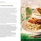 "Cheesy artichoke gratin" Rezept, Beschreibung und Zutaten links. Rechts zwei Portionen Gratin auf weißen Tellern.