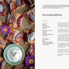 Zwetschgenblootz Rezept mit Zutatenliste. Links: Zwetschgenkuchenstücke auf Backpapier, Puderzucker, Sahne, lila Blume.