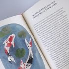 Text: "Mit den Joneses und den Shibuis mithalten wollen." Illustration: Zwei Koi-Fische im Wasser mit Seerosen.