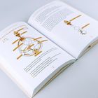 „Die neun Energiezentren im Überblick“, darunter ein Diagramm mit Pfeilen und Beschriftungen in einem offenen Buch.