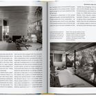 Text: "REUNION AND DION NEUTRA HOUSE". Links: Wohnbereich mit Kamin, Pflanzen, Büchern. Rechts: Raum mit großem Fenster, Blick ins Grüne.