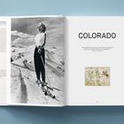 "COLORADO" steht groß auf einer aufgeschlagenen Buchseite. Links sieht man ein schwarz-weißes Foto einer Skifahrerin.