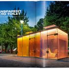 "TRANSPARENT TOKYO TOILET" Text in klarer Schrift. Eine moderne, transparente öffentliche Toilette mit orangefarbenen Wänden.