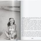 Tobey Beach—Erzählung über eine Begegnung mit Marilyn im Sommer 1949. Links ist eine lachende Frau am Strand mit Schirm.