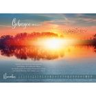 "Geborgen in Gott" und Psalm 139:9-10. Kalenderblatt November. Sonnenaufgang über einem See, Bäume und fliegende Vögel.