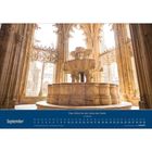 „Das Gebet ist der Atem der Seele.“ Kalender für September mit historischem Steinbrunnen und gotischen Verzierungen.
