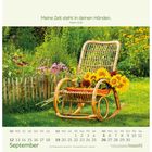 "Meine Zeit steht in deinen Händen. Psalm 31,16", Garten mit einem Korbschaukelstuhl und Sonnenblumen, September-Kalender.
