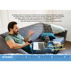 Ein Mann sitzt auf einem Sofa mit einem Laptop und einem Glas Wein. Der November-Kalender ist unten abgebildet.