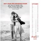 Zitat von Manfred Siebald über Gemeinschaft. Kalender monatlich, September. Paar umarmt sich am Strand.
