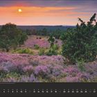 Ansicht vom Wilseder Berg in Heide, Deutschland. Sonne über einer lila Heidekrautlandschaft, umgeben von Bäumen. Unten: September-Kalender.