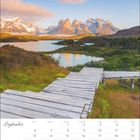 Text: September, Montag bis Sonntag, Kalenderdaten vom 1. bis 30. Eine malerische Landschaft mit Bergen, See und Holzsteg.