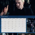 „September“ in eleganter Schrift, großer Kalender, Menschen in einer dunklen Umgebung, darunter mehrere Szenen mit intensiven Gesichtern.