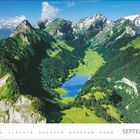 Kalenderseite mit "SEPTEMBER" unten rechts. Ein malerischer Bergsee inmitten von grünen Hügeln und schneebedeckten Bergen.