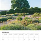 Kalenderseite für September mit Wochentagen und Daten. Ein gepflegter Garten im Hintergrund mit Bäumen und blühenden Pflanzen.