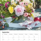 Kalenderblatt für September. Ein Blumenarrangement in einem Eimer mit Rosen und Beeren, neben einem Apfel.
