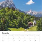 Kalenderblatt für September mit Tagen und Feiertagen. Oberhalb des Kalenders eine idyllische Berglandschaft mit Kirche.