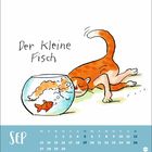 "Der kleine Fisch" über einem roten Kater, der neugierig in ein Goldfischglas schaut. Darunter ein Monatskalender für September.