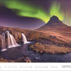 Kalenderseite mit "SEPTEMBER" und Datumsleiste. Wasserfälle und ein Berg mit Nordlichtern unter einem sternklaren Himmel.