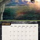"September, Apatosaurus, Montag bis Sonntag. Kalender mit Dinosaurier, Landschaft im Hintergrund, Logo oben links."