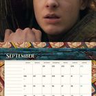 September, Kalender mit Wochenbeginn Montag. Darunter ein fliegender Drache mit Reiter. Ein nachdenklicher Junge im Bild.